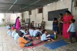 प्रसंगवश: बिना पाठ्यपुस्तकों के पढ़ाई बच्चों के भविष्य के साथ खिलवाड़ - image