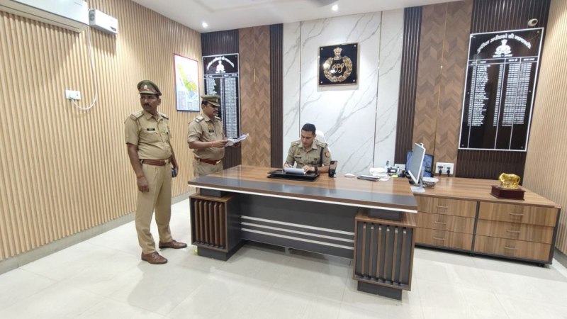 पुलिस अधीक्षक ने उप निरीक्षकों के कार्यक्षेत्र में किया बताएं (फोटो सोर्स- उन्नाव पुलिस सोशल मीडिया)