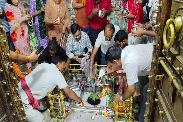 जयपुर के चौड़ा रास्ता स्थित ताड़केश्वर मंदिर में जलाभिषेक को उमड़े भक्त।