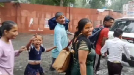 आनंदेश्वर महादेव का जलाभिषेक करने जाते भक्त (फोटो सोर्स- वीडियो ग्रैब सोशल मीडिया)