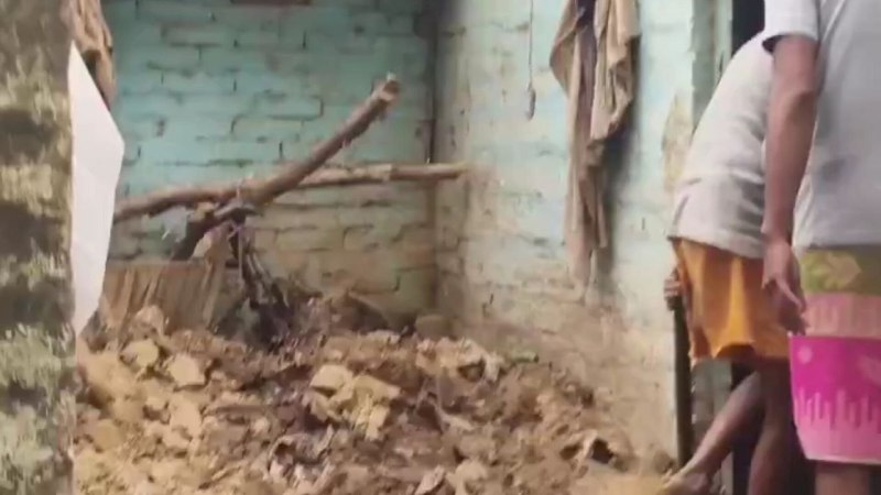 घर गिरने की घटना में 70 वर्षीय वृद्धा की मौत (फोटो सोर्स- 'X' वीडियो ग्रैब)