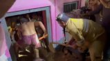 मलबे को निकलते ग्रामीण और पुलिस (फोटो सोर्स- 'X' वीडियो ग्रैब औरैया पुलिस)