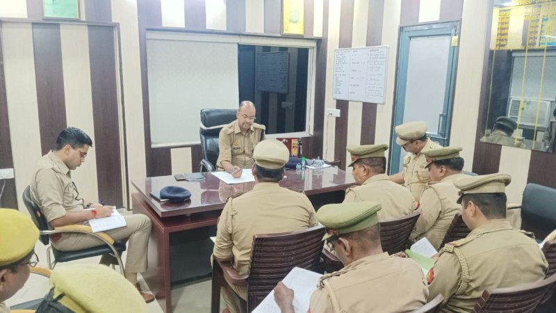 कोतवाली में मौजूद अपर पुलिस अधिक आरसी और सीओ सिटी (फोटो सोर्स- उन्नाव पुलिस सोशल मीडिया)
