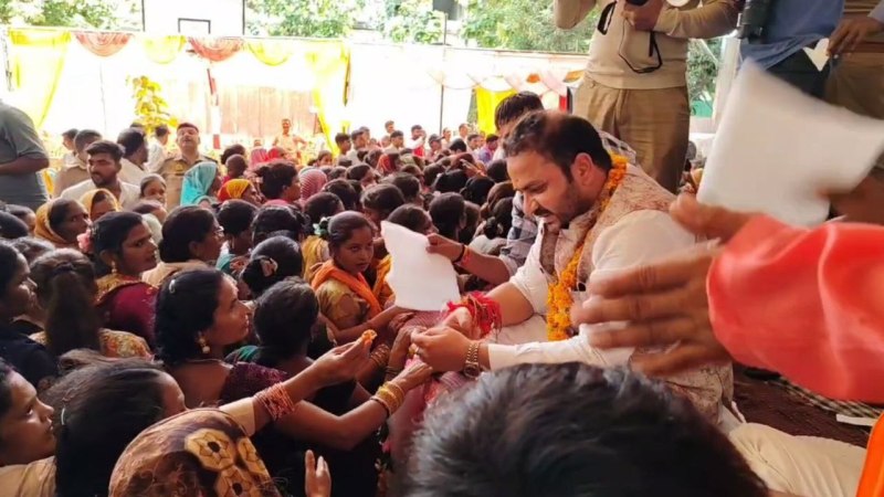 बहनों से रक्षा सूत्र लेते पुष्पेंद्र सिंह (फोटो सोर्स- वीडियो ग्रैब)