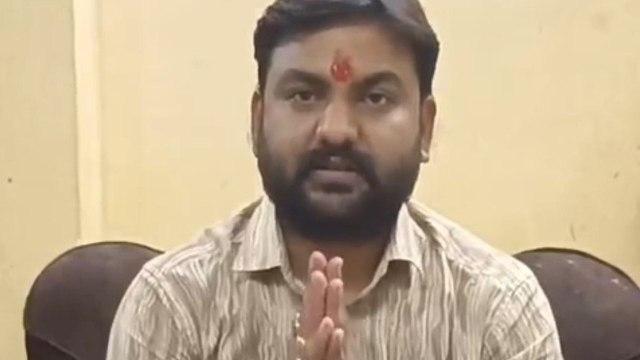 मंदिर का सेवादार धीरज सिंह (फोटो सोर्स- वीडियो ग्रैब)