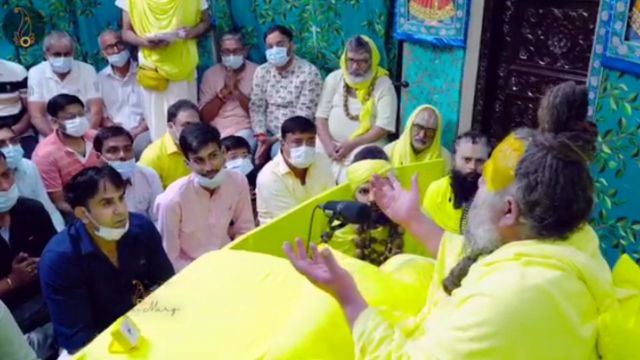 एसीपी अनुज चौधरी और प्रेमानंद महाराज की एकांतिक वार्ता (फोटो सोर्स- 'X' केली कुंज आश्रम वृंदावन)