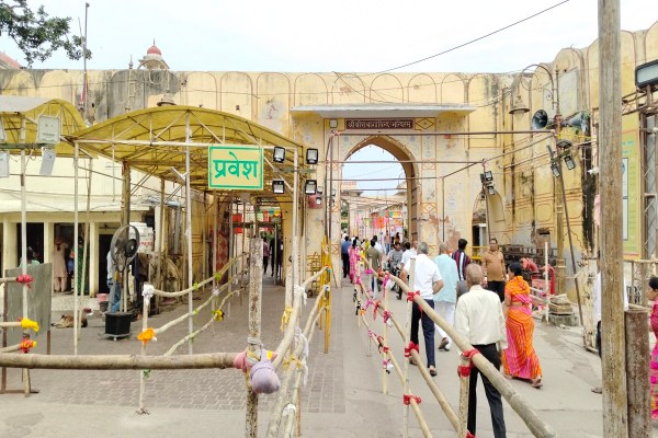 16 अगस्त की रात 10 से 11 बजे तक जन्माष्टमी व्रत कथा का पाठ गोविंद मिश्र करेंगे। रात 12 बजे ठाकुर श्रीजी का पंचामृत अभिषेक होगा। 31 तोपों की हवाई गर्जना और विशेष आतिशबाजी की जाएगी। 