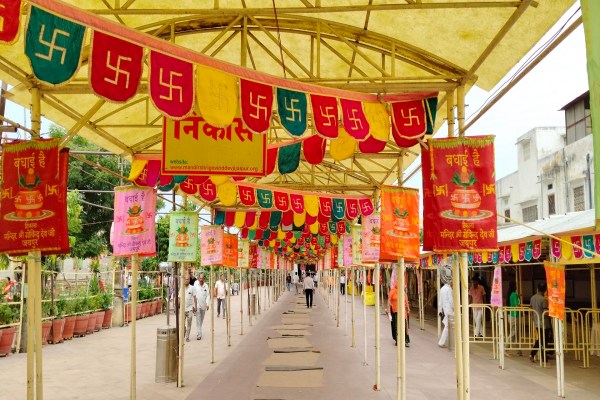  गोविंद देवजी मंदिर में जन्माष्टमी पर्व पर श्रद्धालुओं को सिर्फ भारतीय परिधान में प्रवेश दिया जाएगा। 15 अगस्त को मंदिर छावण क्षेत्र में श्रद्धालुओं का प्रवेश बंद रहेगा। इस दौरान श्रद्धालु तय गेट और रूट से ही मंदिर में दर्शन कर सकेंगे। 