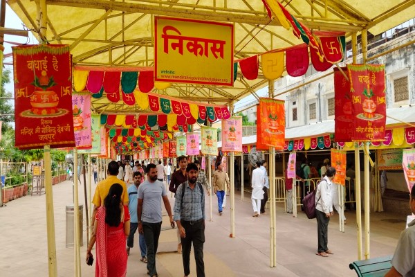 
तीन हजार कार्यकर्ता व 150 स्काउट मंगला झांकी से लेकर अभिषेक समाप्त होने तक सेवा में लगे रहेंगे। दर्शनों के लिए लगभग 13 एलईडी स्क्रीन लगाई जाएंगी।