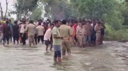 फर्रुखाबाद में गंगा-रामगंगा का कहर: गांव के गांव खाली, खतरे के निशान से 40 सेंमी
ऊपर, 47 वर्षों का रिकॉर्ड टूटा - image