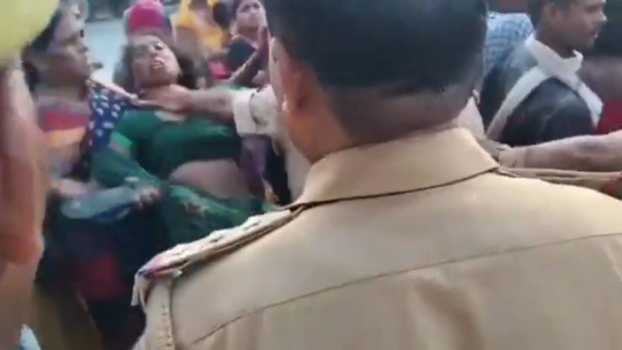 खंभे में चढ़कर काम कर रहे युवक की दर्दनाक मौत, जाम के दौरान जमकर उपद्रव, अखिलेश
यादव ने किया ट्वीट