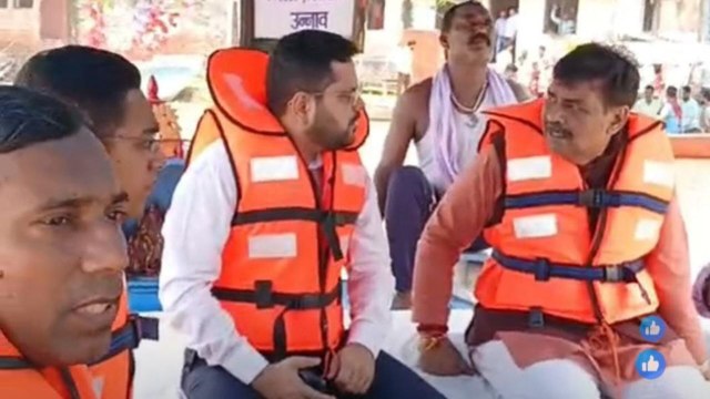 प्रभावित क्षेत्र का निरीक्षण करते सदर विधायक और डीएम (फोटो सोर्स- सोशल मीडिया)