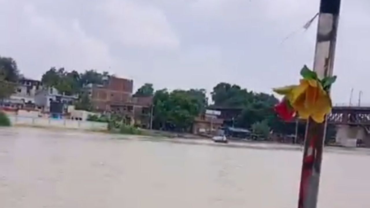 गंगा का जलस्तर बढ़ा, कटरी क्षेत्र में घुसा (फोटो सोर्स- वीडियो ग्रैब )