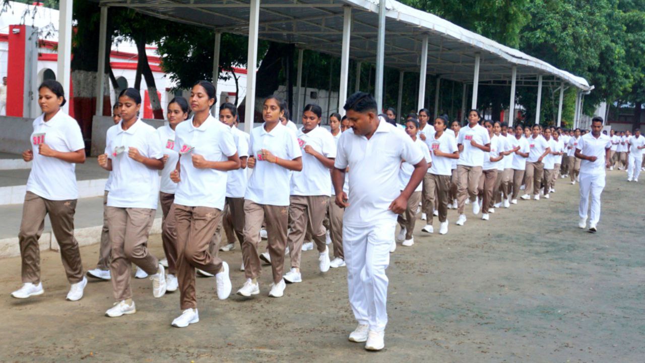 उत्तर प्रदेश पुलिस में भर्ती के लिए मांगे गए आवेदन (फोटो सोर्स- 'X' सोशल मीडिया)
