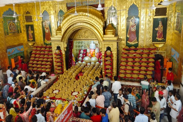 झांकी का मुख्य आकर्षण 251-251 किलोग्राम के दो विशाल मोदक रहे। इसके अलावा 51-51 किलोग्राम के 5 मोदक, 21-21 किलोग्राम के 21 मोदक, 1.25-1.25 किलोग्राम के 1100 मोदक और हजारों की संख्या में अन्य छोटे मोदक भी रखे गए।