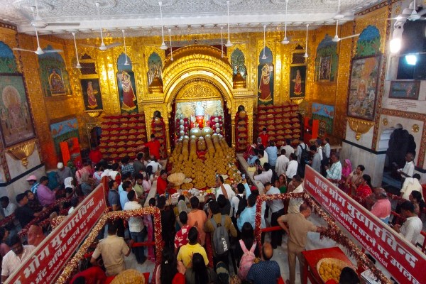 इस पूरी प्रसादी को बनाने में करीब 2500 किलोग्राम शुद्ध घी, 3 हजार किलोग्राम बेसन, 9 हजार किलोग्राम शक्कर और करीब 100 किलोग्राम सूखे मेवों का उपयोग किया गया। मंदिर परिसर में बाहर से आया प्रसाद नहीं चढ़ाया गया।