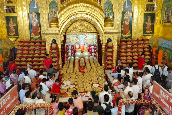 राजधानी जयपुर में मोतीडूंगरी गणेश मंदिर में मोदकों की झांकी के साथ आज गणेश महोत्सव की शुरुआत हुई। प्रथम पूज्य के दर्शनों के लिए श्रद्धालुओं की कतारें सुबह से लगना शुरू हो गई। गणेशजी महाराज की झांकी के दर्शन सुबह 5 बजे से शुरू हो गए।