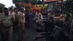 उन्नाव में ट्रक और टैंकर की आमने-सामने टक्कर, धू-धू कर जले दोनों वाहन, तीन की
जिंदा जलकर मौत - image
