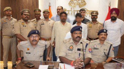 घटना का खुलासा करते एसएसपी झांसी बीबीजीटीएस मूर्ति (फोटो सोर्स- 'X' झांसी पुलिस)