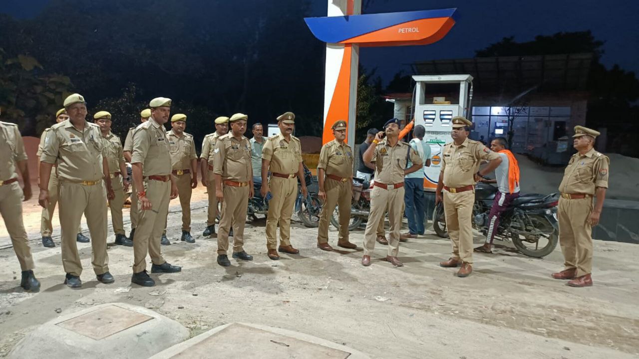 क्षेत्राधिकारी के साथ पुलिस (फोटो सोर्स- उन्नाव पुलिस सोशल मीडिया)