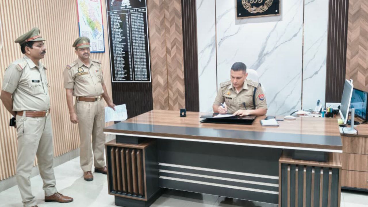 उन्नाव पुलिस अधीक्षक दीपक भूकर (फोटो सोर्स- उन्नाव पुलिस सोशल मीडिया)