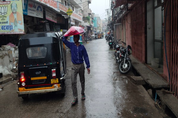 प्रदेश में सवाई माधोपुर, टोंक, कोटा और भीलवाड़ा में तेज बारिश का दौर जारी है। सवाई माधोपुर शहर के कई इलाके डूबने से बाढ़ जैसे हालात हो गए हैं। सवाई माधोपुर में बारिश के कारण स्कूलों में छुटिटयां कर दी गई है। 