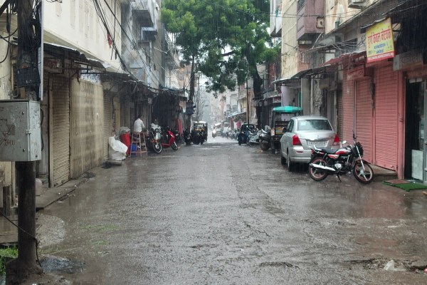 मौसम विभाग ने आज 29 जिलों में बारिश का अलर्ट जारी किया है। इनमें बांसवाड़ा, उदयपुर और प्रतापगढ़ जिलों में अतिभारी बारिश की चेतावनी दी गई है। 29 अगस्त तक राजस्थान में मानसून सक्रिय रहने की संभावना जताई गई है। 