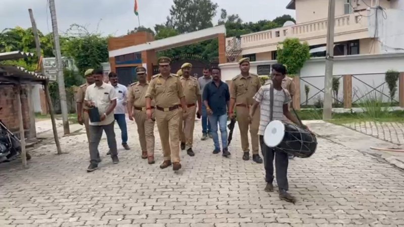 अंशु गुप्ता के घर के सामने पीटी गई डुग्गी (फोटो सोर्स- Unnao police social media वीडियो ग्रैब)