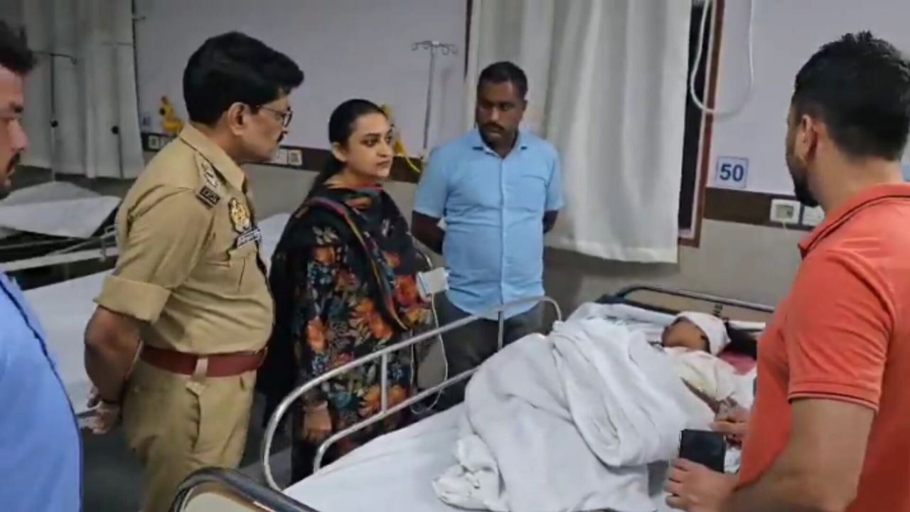 अस्पताल में घायलों का हाल-चाल पूछते अधिकारी (फोटो सोर्स- 'X' वीडियो ग्रैब)