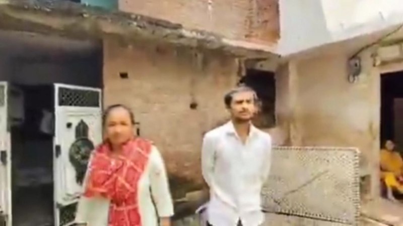 ओम जी शुक्ला अपनी मां के साथ (फोटो सोर्स- 'X' वीडियो ग्रैब)