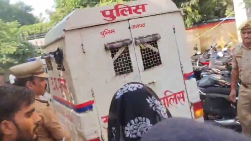 अनुपम दुबे को कड़ी सुरक्षा व्यवस्था के बीच लाया गया (फोटो सोर्स- 'X' फर्रुखाबाद वीडियो ग्रैब)