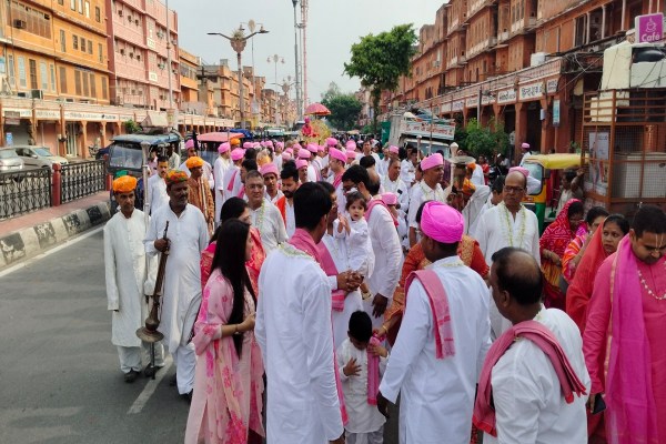 परिक्रमा में 36 जातियों के सैकड़ों भक्त जयपुर की परंपरागत वेशभूषा-सफेद धोती, कुर्ता और मोतिया रंग की पगड़ी धारण कर ढोलकी और मंजीरों की ताल पर भजन-कीर्तन करते हुए निकले।