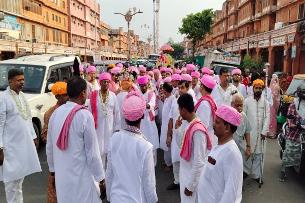 सांगानेरी गेट से नगर परिक्रमा में श्रद्धालु पैदल ही पंचमुखी हनुमान, गढ़गणेश होते हुए दोपहर को गलताजी पहुंचेंगे। दोपहर दो बजे सिसोदिया रानी के बाग के सामने चतुर्भुज मंदिर पहुंचकर विश्राम करेंगे।