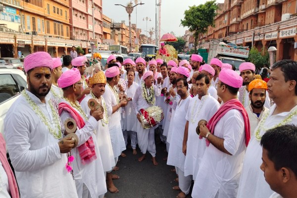 जयपुर में ढूंढ़ाड़ की रियासतकालीन परंपरा और आस्था का संगम मानी जाने वाली गोपाल जी महाराज की 207वीं हेडे की परिक्रमा आज सुबह छह बजे गोपाल जी का रास्ता स्थित नृसिंहजी के मंदिर से शुरू हुई।