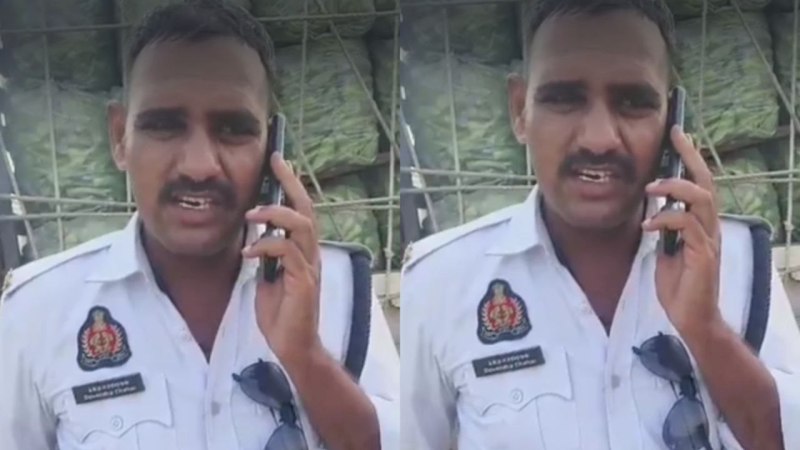मोबाइल पर बातचीत करता यातायात सिपाही (फोटो सोर्स- 'X' कानपुर देहात वीडियो ग्रैब)