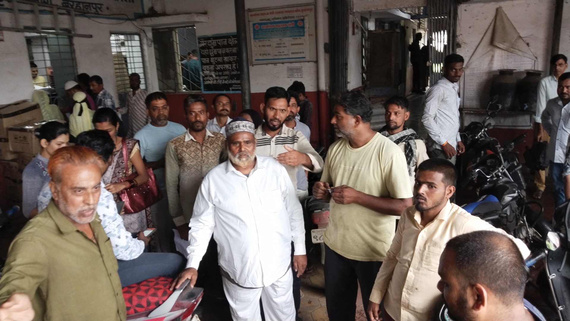 बिजली कार्यालय में उपभोक्ताओं ने किया हंगामा, पेनल्टी का विरोध