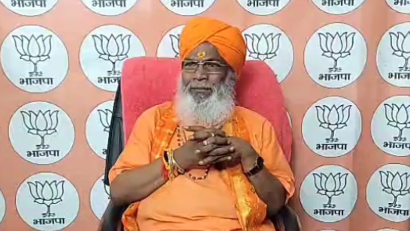 बातचीत करते सांसद साक्षी महाराज (फोटो सोर्स- वीडियो ग्रैब)