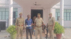उन्नाव में ड्यूटी के दौरान लापरवाही, एसपी ने मुख्य आरक्षी सहित दो को किया
निलंबित, हत्यारोपी गिरफ्तार - image