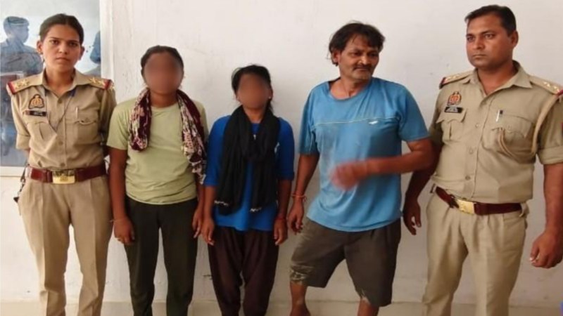 पुलिस की गिरफ्त में पिता और उसकी दो पुत्रियां (फोटो सोर्स- 'X' पुलिस कमिश्नरेट कानपुर)
