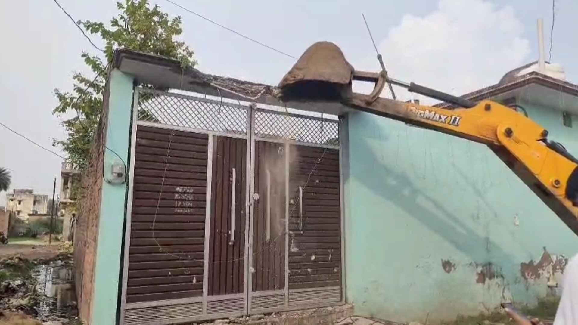 बवाल करने वालों के घर चला बुलडोजर (फोटो सोर्स- 'X' उरई वीडियो ग्रैब)