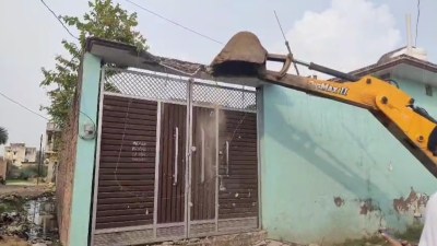 बवाल करने वालों के घर चला बुलडोजर (फोटो सोर्स- 'X' उरई वीडियो ग्रैब)