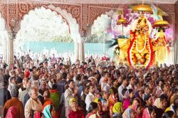 Janmashtami 2025: राजस्थान के इन मंदिरों में सजेगी शानदार झांकियां, थाईलैंड और
मलेशिया से मंगवाए हैं खास फूल - image