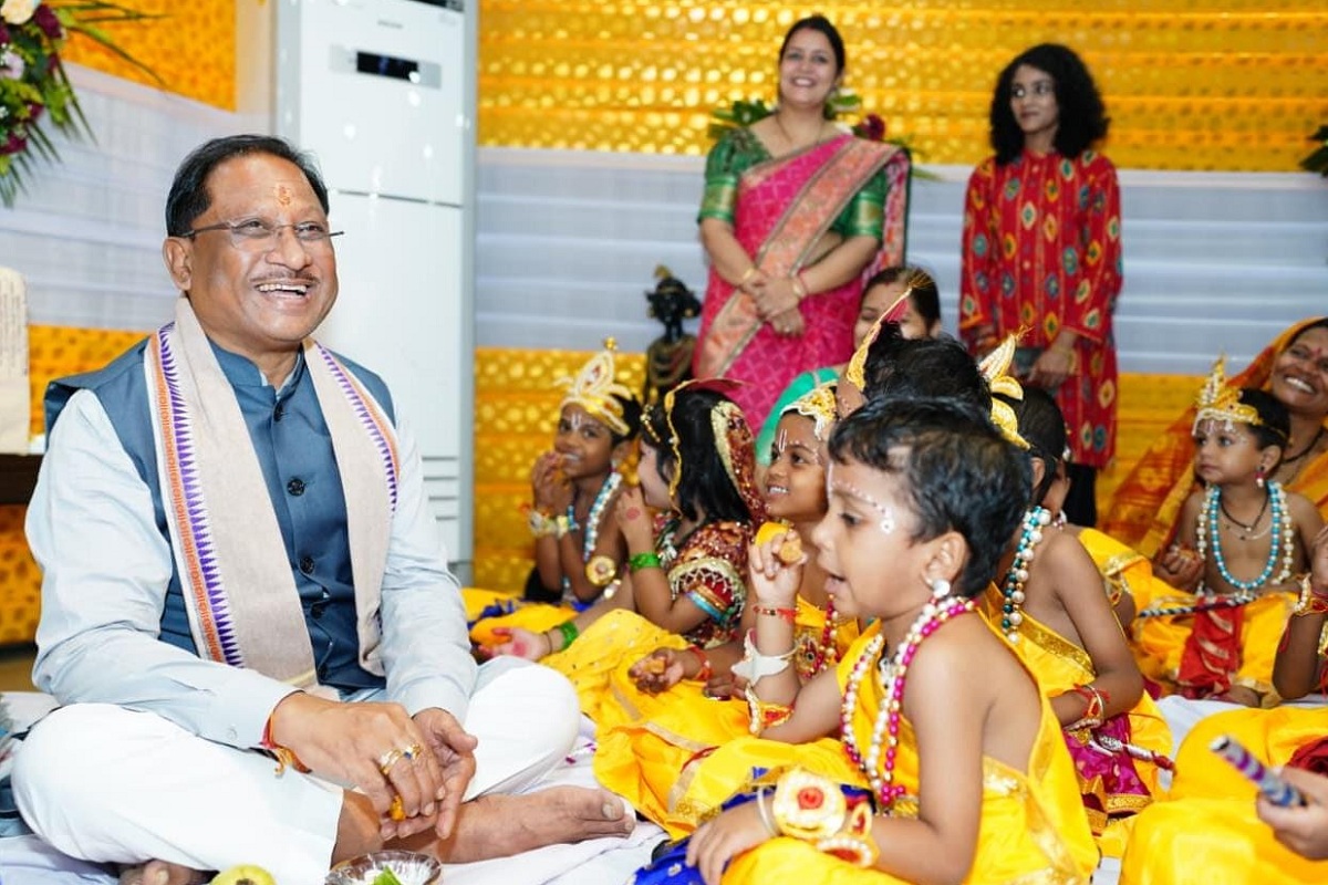 Raipur News: श्रीकृष्ण जन्माष्टमी पर जब नन्हे बाल गोपाल संग सीएम विष्णुदेव खिलखिला उठे