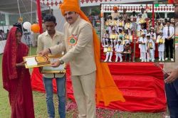 झालावाड़ स्कूल हादसे में मृत बच्चों के परिजनों को मिला सम्मान तो फूट-फूटकर रो
पड़े मां-बाप, देखें तस्वीरें - image