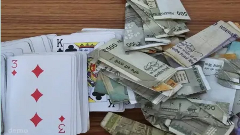 गुंडरदेही पुलिस ने जुआरियों के खिलाफ बड़ी कार्रवाई की। रविवार की रात 9-10 बजे मुखबिर की सूचना पर पुलिस ने डंगनिया स्थित ग्रीन के कोया फार्म हाउस की घेराबंदी कर छापा मारा और 16 जुआरियों को गिरफ्तार कर लिया।