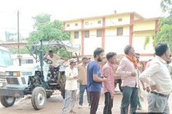 हद दर्जे की लापरवाही: शव वाहन होते हुए भी ट्रैक्टर-ट्रॉली में भिजवाई लाश - image