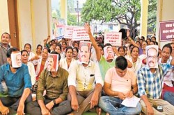CG News: डिप्टी CM और मंत्रियों के मुखौटे लगाकर हड़ताली बोले- वादा खिलाफी मत करो - image
