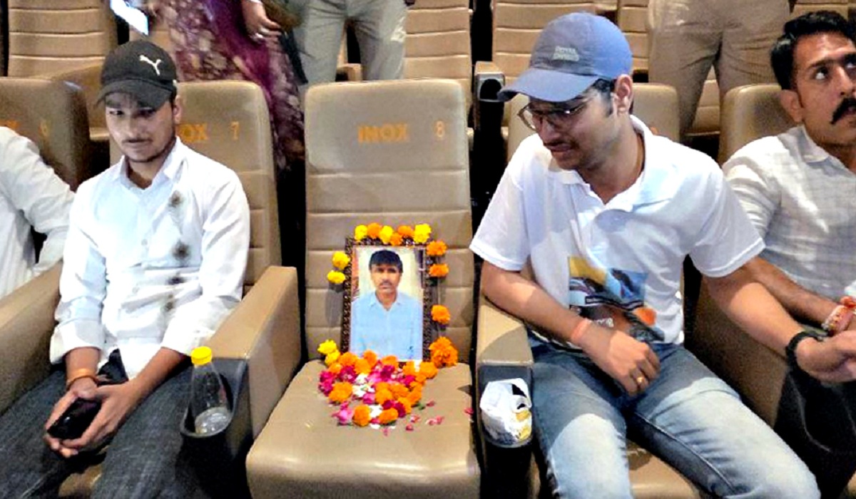 कन्हैया संग बेटों ने देखी फिल्म, पिता की मौत का सीन देख रो पड़े