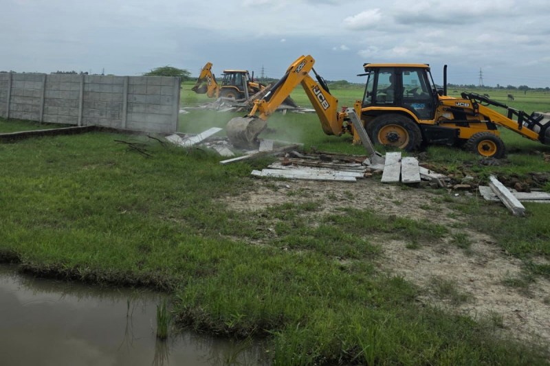 लखनऊ विकास प्राधिकरण की बड़ी कार्रवाई (फोटो सोर्स : Social Media / X)