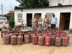 Illegal Gas Refilling: रिहायशी इलाकों में चल रही थी खतरनाक गैस रिफिलिंग, प्रशासन
ने किया भंडाफोड़ - image